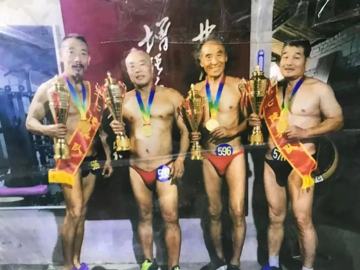  健身房四位老将参加比赛后拿回了四个第一