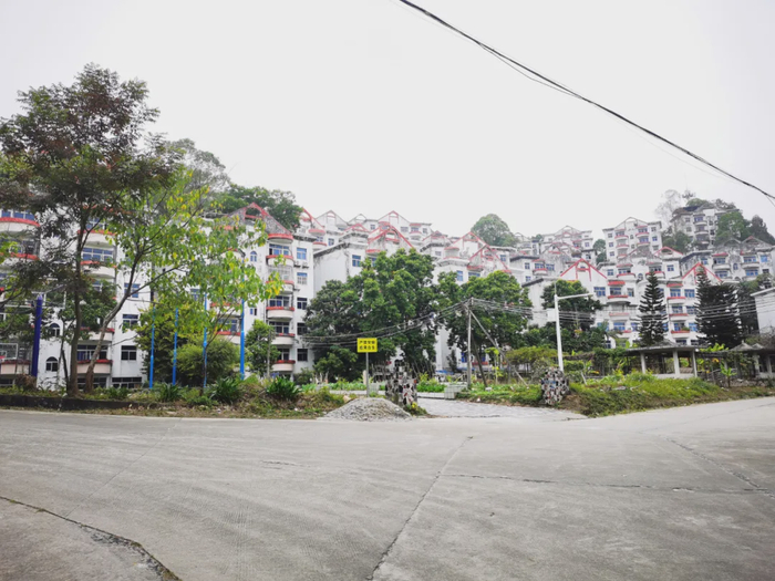 外墙已残旧的澳洲山庄建筑。