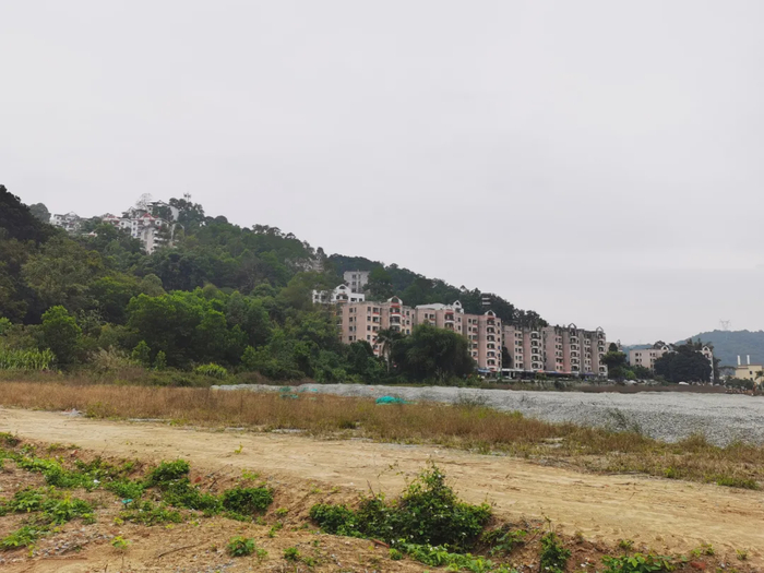 眼前这块空地便是被仲裁给了方兴公司的0021地块。