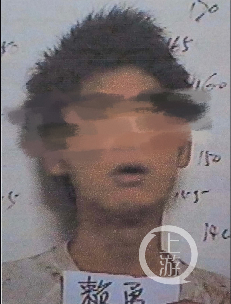 赖勇在警方提供的材料中发现，同父异母的哥哥刘义冒用了自己的身份信息，图为刘义。/受访者供图