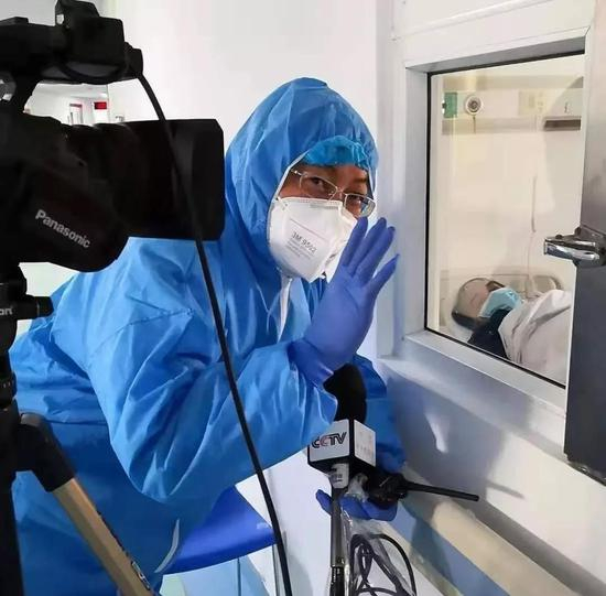 ▲中央广播电视总台记者蒋晓平在武汉市金银潭医院采访。