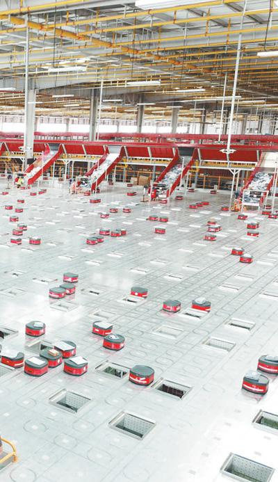 在湖北武汉市的某电商平台物流仓内，智能分拣机器人正有条不紊地分拣快递。人民视觉