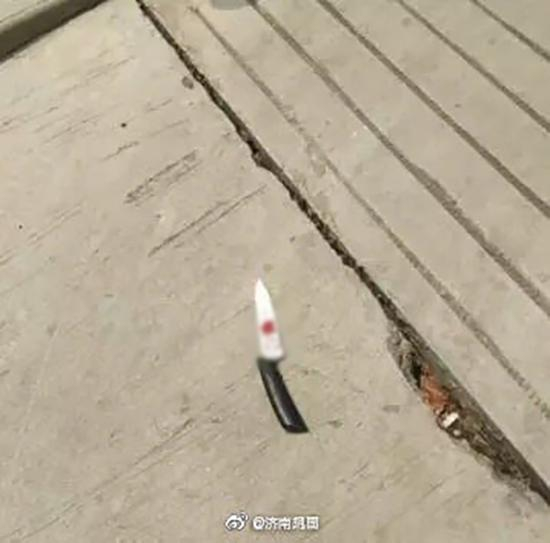 　　网传该小区内掉落的刀，该小区物业管理公司负责人表示目前尚不能确认具体刀型。 来源：微博爆料