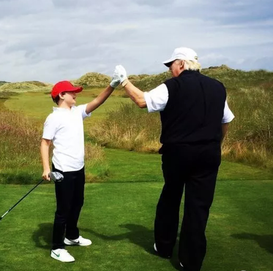 ·巴伦和父亲切磋球技。