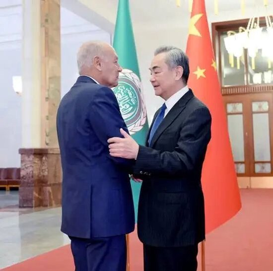 　　2025年11月18日，中共中央政治局委员、外交部长王毅在北京会见来华出席中阿文明对话会的阿盟秘书长盖特图：外交部网站