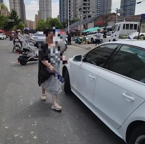 ▲涉事女子将前车牌取下