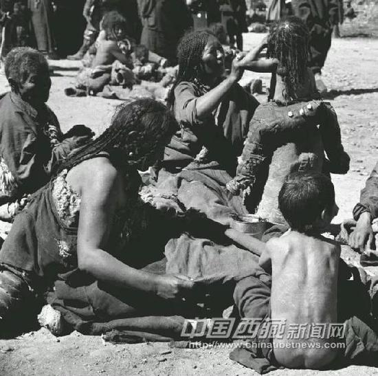 旧西藏的农奴过着衣不蔽体、饥寒交迫的日子。来源：中国西藏新闻网