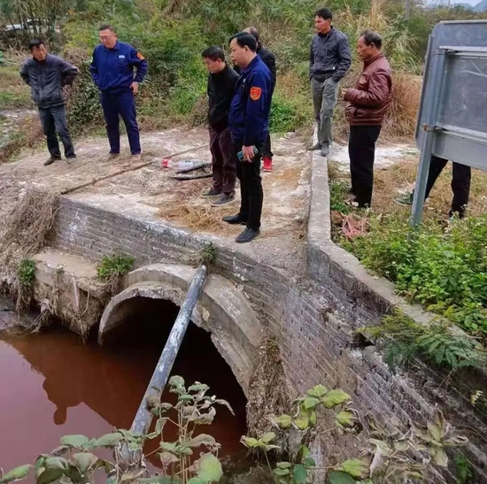  2021年1月，广康公司的领导与村干部、村民等共同考察排污情况