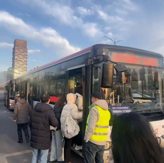  接驳车。图/社交媒体截图