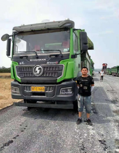 为了抗洪“七勇士”驾车投河堵决口