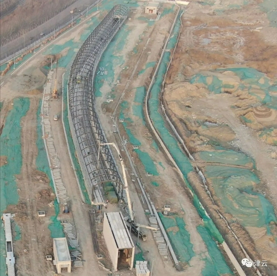 某地建设中的地铁出入线保护设施