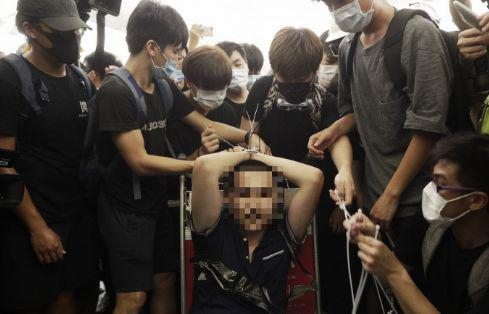  暴徒拘禁、殴打环球时报记者。