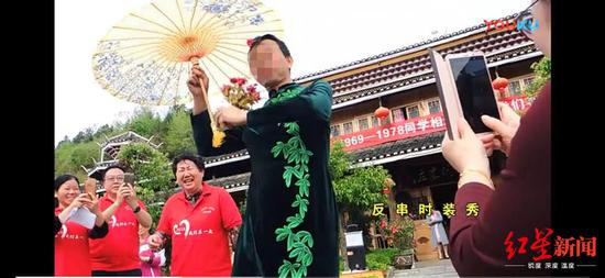 ↑2018年，杜少平曾在校友聚会时表演反串节目