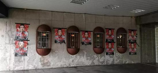  喷漆已被用海报遮盖/图自“中时电子报”