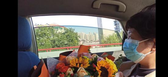 11月3日，杜新枝手捧名为“向阳而生”的鲜花去杭州探望儿子。新京报记者 刘名洋 摄