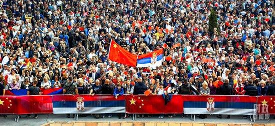 △塞尔维亚大厦广场上，一万五千名塞尔维亚民众挥舞中塞两国国旗，热烈欢迎习主席到访。（总台央视记者段德文拍摄）