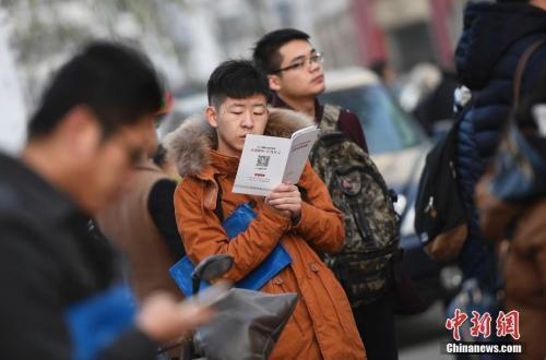  资料图：考前争分夺秒复习的考生们。中新社记者 韦亮 摄