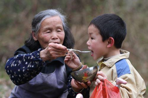  为了更好地发展普惠养老与托育，《实施方案》提出要创新机制，扩大有效供给。视觉中国