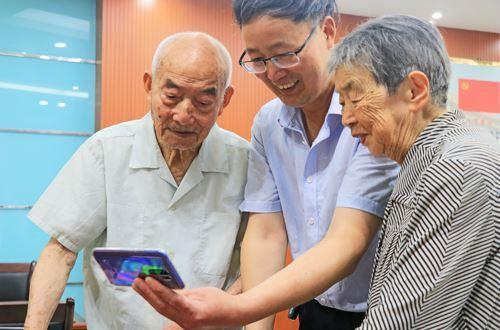 活跃的人口流动对养老保险的转移接续工作带来了考验。视觉中国
