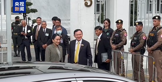 △當地時(shí)間9日，泰國前總理他信（右）及其女兒佩通坦（左）現身泰國最高法院