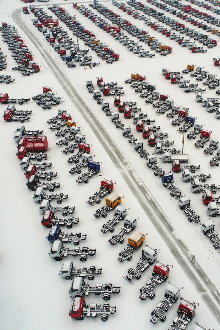 ▲&nbsp;雪后银装素裹的东风汽车轻型卡车物流园。图/视觉中国