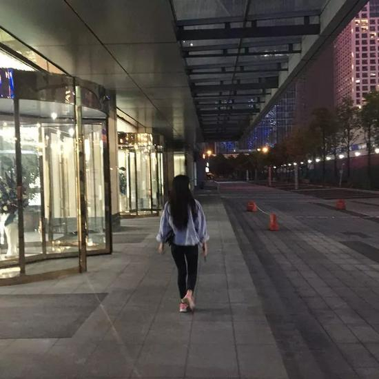 值晚班的小青正在去往公司的路上。 来源： 受访者供图