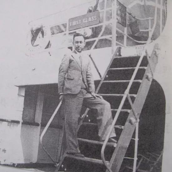  △钱学森1935年从上海出发去美国留学，在轮船上留影。