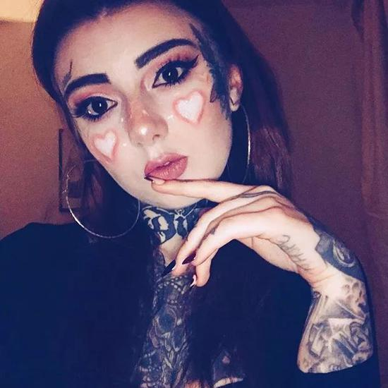 图 via Ins；她脸上的纹身配合妆容显得很有创意