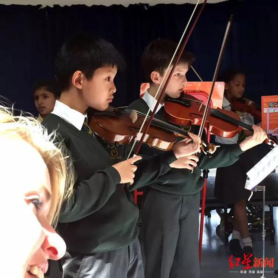 　何家进（左一）在演奏会上