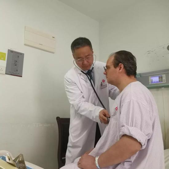 　　中山一院吴钟凯教授为患者检查。