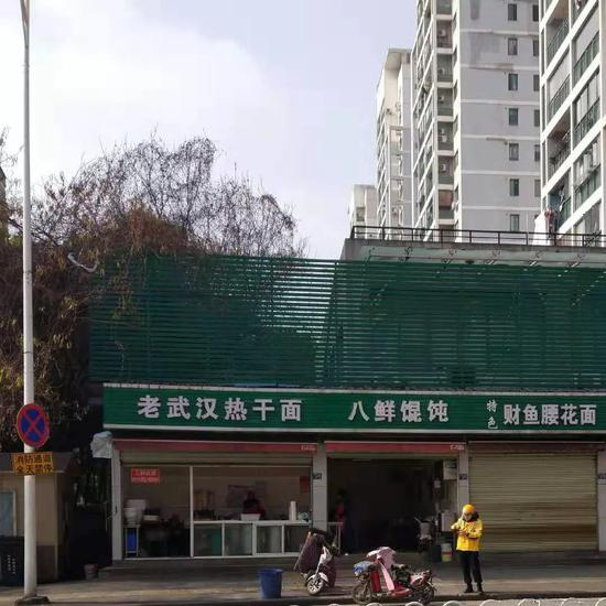  街上的商铺大都已经关闭了，外卖员也很难找到吃饭的地方了。