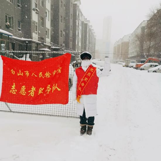 2020年春节假期，下沉社区的谭婷月脚下踩着40几公分厚的雪。