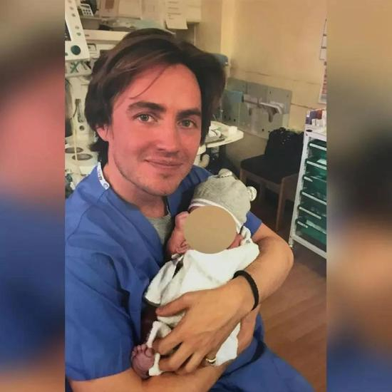 　·莫茨怀里抱的是刚出生的沃尔菲，脸上挂着刚为人父的喜悦。