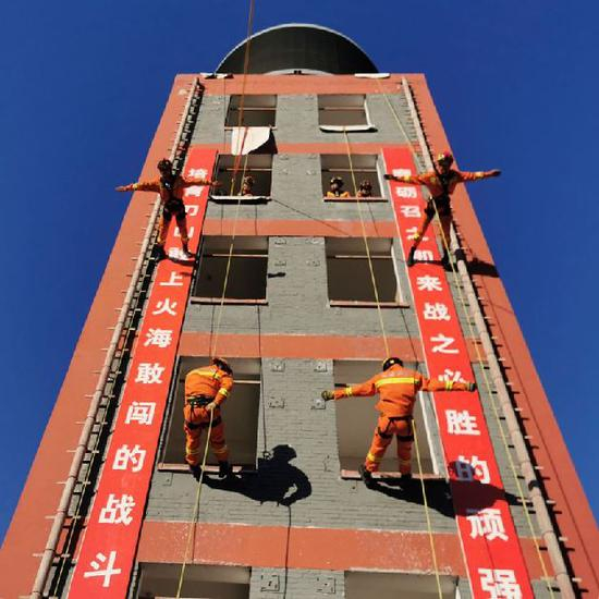 高空速降训练。供图