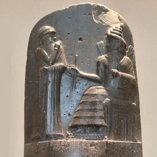 这是收藏于巴黎卢浮宫博物馆的古巴比伦《汉谟拉比法典》石柱，上面雕刻有象征王权的权杖。图片来自网络