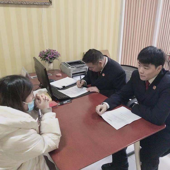 △王红在接受检察官问询&nbsp; 图片来源：检察院供图