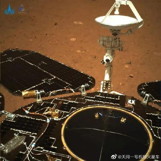  导航相机图像（车体、定向天线可见） via@天问一号祝融火星车