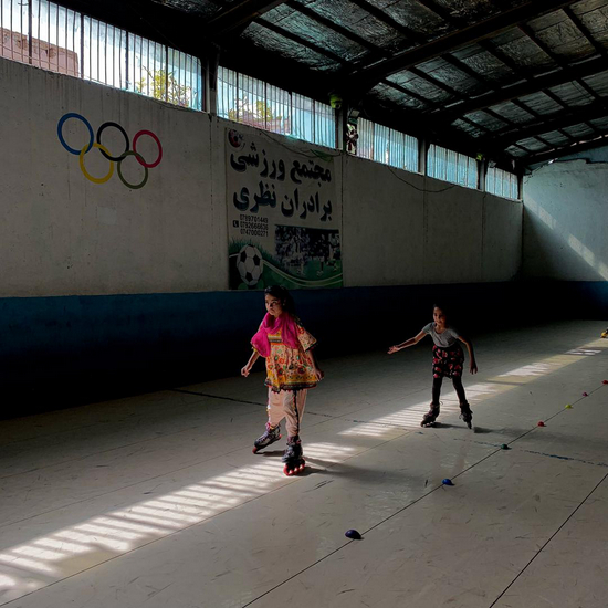 2021年7月11日，两个小孩在阿富汗喀布尔练习轮滑。马哈布·阿齐兹（Mahab Aziz） 摄