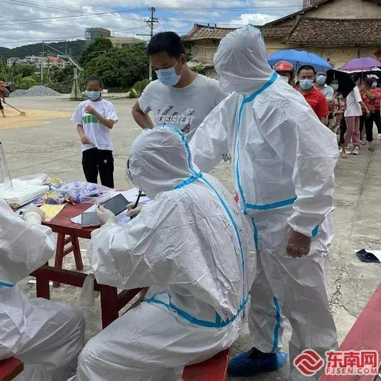 志愿者协助开展核酸检测（图源：东南网）