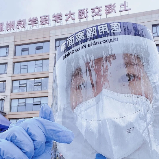泡泡在医院外等候，天空中下起了细雨