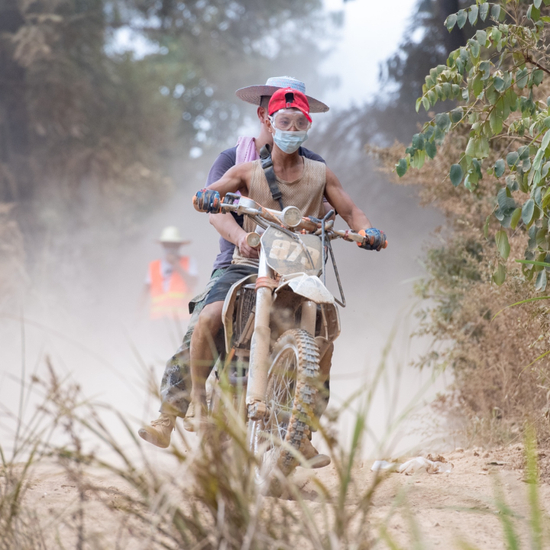 　　图说： 　　8月26日，在重庆北碚区歇马街道，“摩托大军”志愿者运送物资和人员上山。新华社记者 唐奕 摄