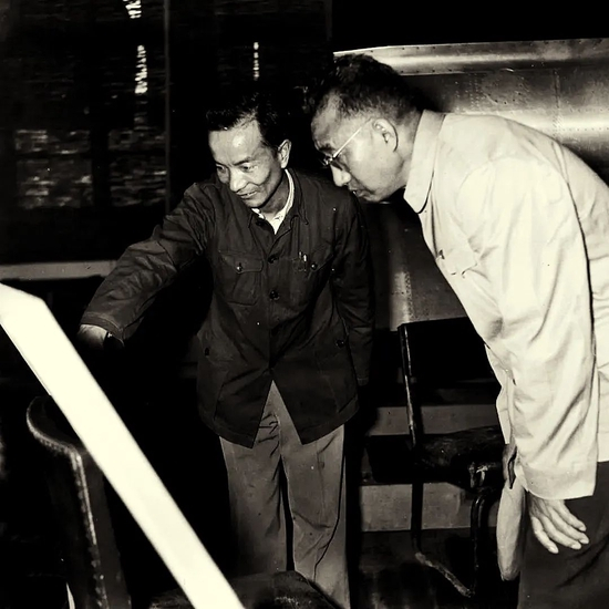 ·20世纪60年代，王希季（左）在上海机电设计院向徐向前元帅汇报探空火箭的相关情况。