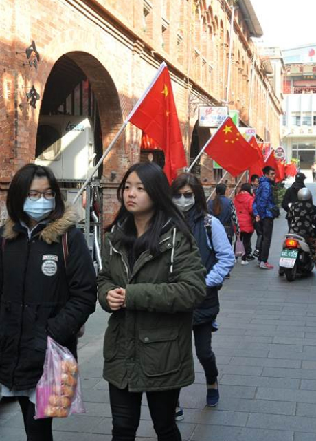 2018新年第一天金门著名的老街“模范街”街道一旁插满了五星红旗 图片来自台媒