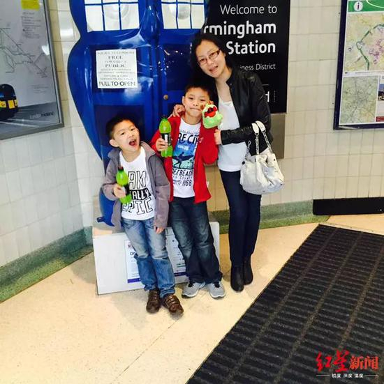 　两兄弟和妈妈合影。