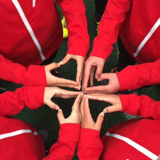  孙晓鸣现在使用的微信头像，为当年小队员们在2014年某次训练后手掌比心的合影。受访者供图