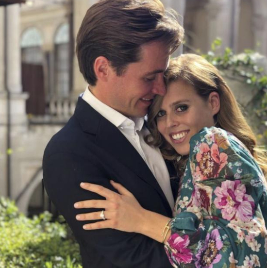 　·碧翠丝（右）和莫茨的订婚照