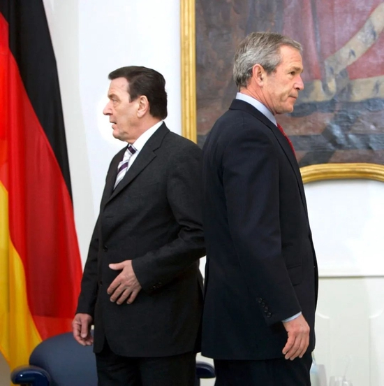 　·时任德国总理施罗德（左）曾拒绝参与时任美国总统布什（右）发动的伊拉克战争。