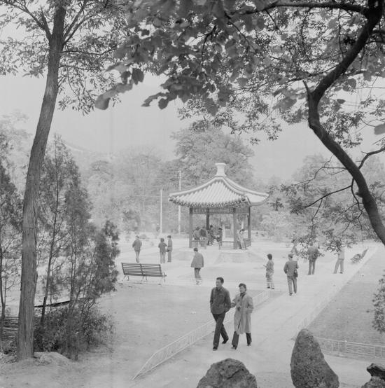上世纪70年代末，游客到香山观赏红叶。李士炘摄