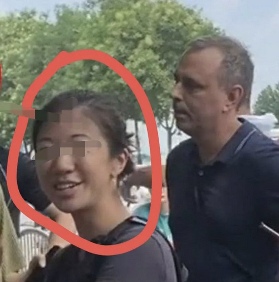 上图：苏奕安与马蒂亚斯·比灵格在郑州街头“忽悠”郑州人民。