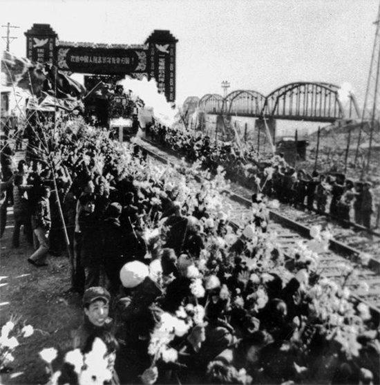 1958年10月26日，列车驶过鸭绿江畔的凯旋门，中国人民志愿军指战员回到祖国怀抱。 新华社发 抗美援朝纪念馆供图